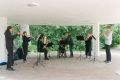 Sechs Jugendliche spielen auf Blechblasinstrumenten