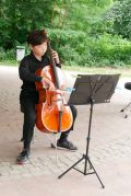 Ein Junge spielt Violoncello im Bürgerpark
