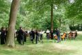 Ein Jugendorchester spielt im Bürgerpark unter Bäumen