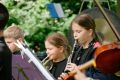 Zwei Mädchen spielen Trompete und Klarinette