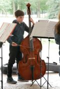Junger Schüler spielt auf dem Kontrabass