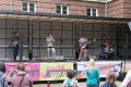 Eine Rockband spielt auf einer Bühne