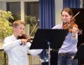 Unsere Geigenlehrerin Julia Bornholt mit einem Schüler