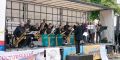 Big Band spielt Open Air auf einer Bühne