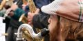 Jugendlicher spielt Bassklarinette im Ensemble
