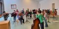 Kinder spielen in einem Orchester
