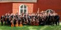 Jugendsinfonieorchester vor Kirche in Schweden