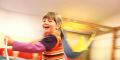 Kindergartenkind läuft durch den Raum
