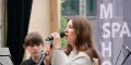 Sängerin singt mit einem Mikrofon