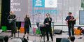 Rockband mit vier Musikern spielt auf der Bühne