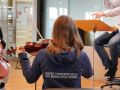 eine Geigenspielern von hinten betrachtet