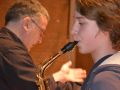 Unser Lehrer Heinz Rohde mit einem Saxophonschüler