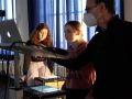 Zwei Jugendliche und ihre Lehrer machen Musik mit dem Computer