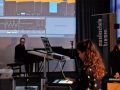 Jugendliche machen Musik am Computer