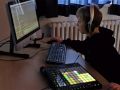 Ein Junge mit Kopfhörern sitzt vor dem Computer
