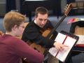 Unser Gitarrenlehrer Arvid Graeber mit einem Schüler