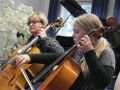 Unsere Cellolehrerin Carolin Lenk mit einer Schülerin