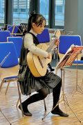 ein junges Mädchen spielt Gitarre