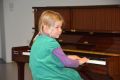 Sehr junges Mädchen spielt Klavier