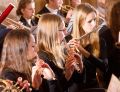 Drei Jugendliche spielen Querfloete