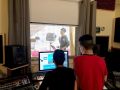 Zwei Jungen sitzen vor einem Monitor