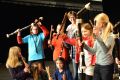 Viele Kinder zeigen ihre Blockflöten