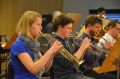 Mehrere junge Erwachsene spielen Trompete im Orchester