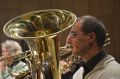Mann spielt Tuba