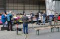 Viele Jugendliche und Erwachsene spielen zusammen auf Blasinstrumenten